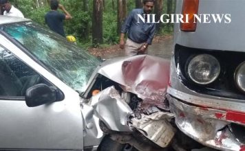 காரும் பஸ்சும் மோதிக்கொண்டன