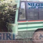 அரசு பேருந்து மண் திட்டின் மீது மோதி விபத்துக்குள்ளானது