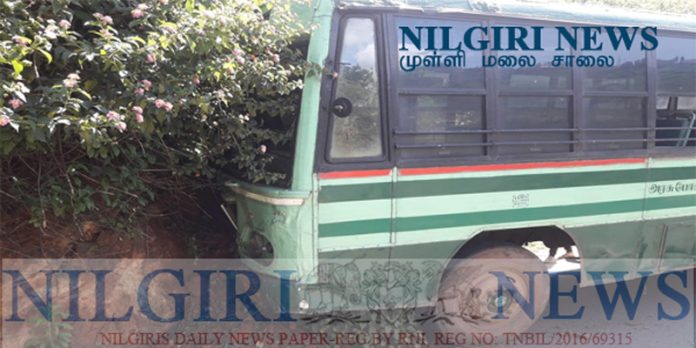 அரசு பேருந்து மண் திட்டின் மீது மோதி விபத்துக்குள்ளானது