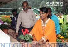 மலர் தொட்டிகளை மலர்காட்சி திடலில் அடுக்கி வைக்கும் பணி