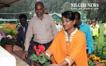 மலர் தொட்டிகளை மலர்காட்சி திடலில் அடுக்கி வைக்கும் பணி