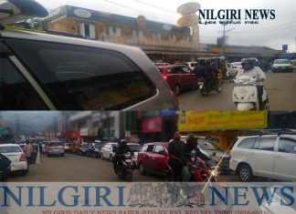 உதகை கமர்சியல் சாலையில் போக்குவரத்து நெரிசல்