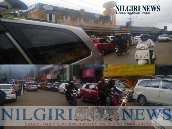 உதகை கமர்சியல் சாலையில் போக்குவரத்து நெரிசல்