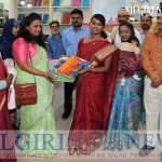 உதகை கோ-ஆப்டெக்ஸில் தீபாவளி சிறப்பு தள்ளுபடி விற்பனையை மாவட்ட ஆட்சித்தலைவர் துவக்கி வைத்து,