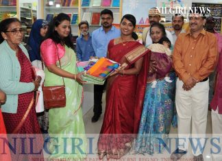 உதகை கோ-ஆப்டெக்ஸில் தீபாவளி சிறப்பு தள்ளுபடி விற்பனையை மாவட்ட ஆட்சித்தலைவர் துவக்கி வைத்து,