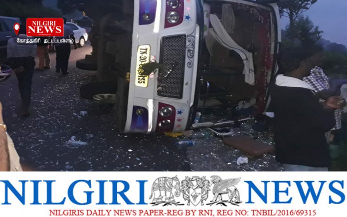 கோத்தகிரி, அருகே வேன் கவிழ்து விபத்து 5 பேர் காயம்