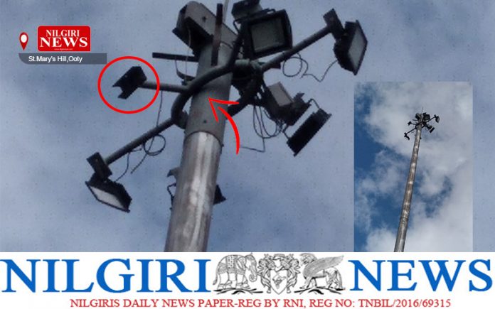 அதிகாரிகளின் அலட்சியம் மற்றும் கவனக்குறைவு ? தெருவிளக்கு விழும் அபாயம்