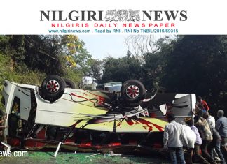 மேட்டுப்பாளையம் கோத்தகிரி சாலையில் சுற்றுலா வேன் கவிழ்ந்து விபத்துக்குள்ளானது இதில் 19 பேருக்கு காயம் ஏற்பட்டது.